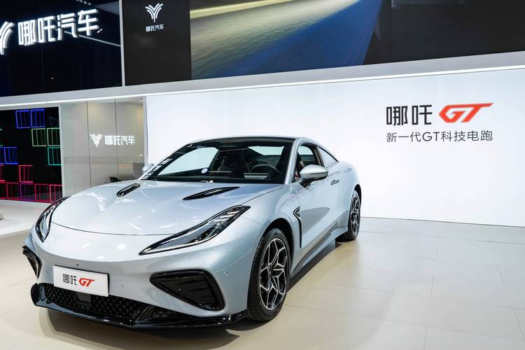 惠州341哪吒汽车在智能汽车领域的表现，领途汽车在新能源汽车市场中的影响力